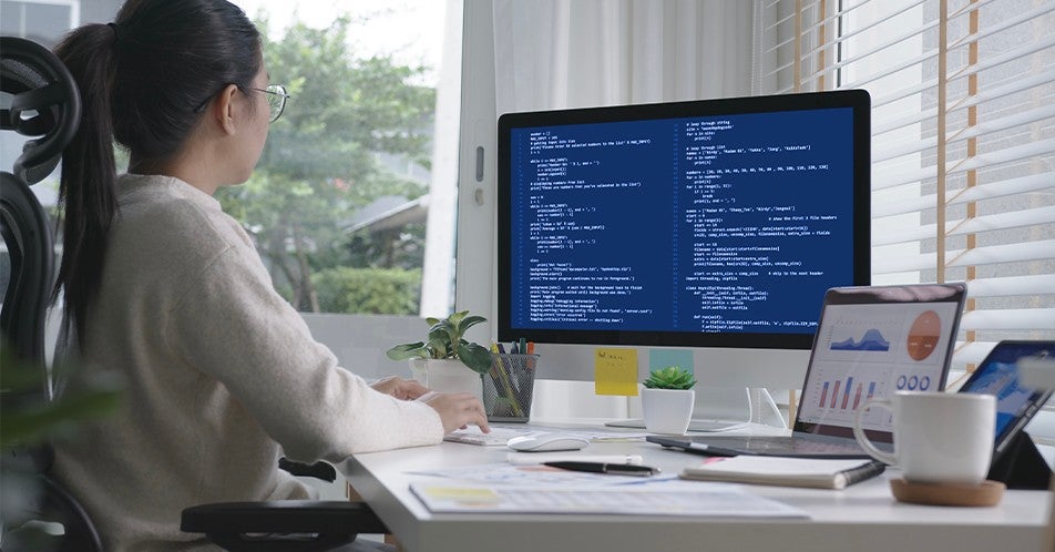 Frau programmiert am Computer